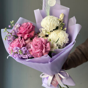 Нежный букет с сезонными хризантемами