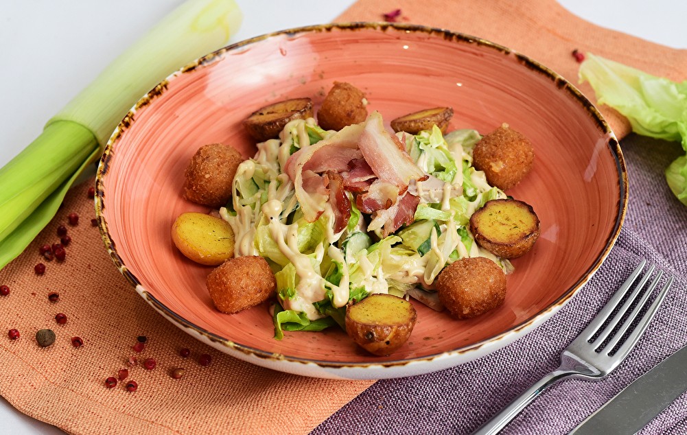 Салат с бужениной, беконом и жареным сыром