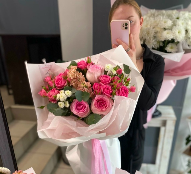 Яркий букет с кустовыми пионовидными розами