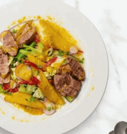 Салат с утиной грудкой и соусом из манго