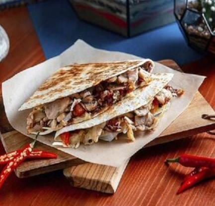 Кесадилья с курицей и грибами