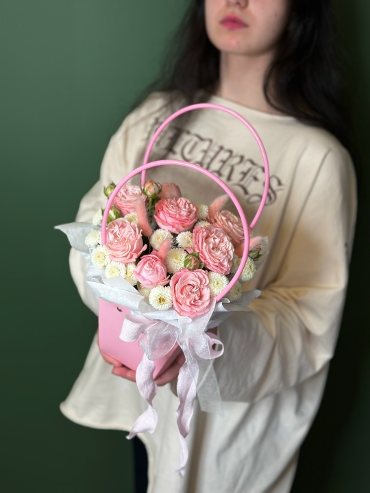 Розовая сумочка с розами и хризантемой ньютон с лагурусом