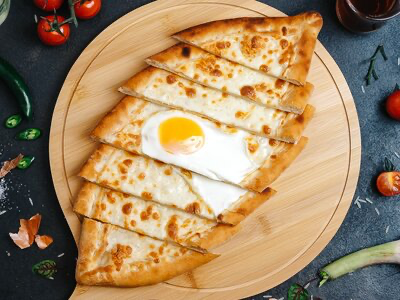 Пиде с сыром и яйцом