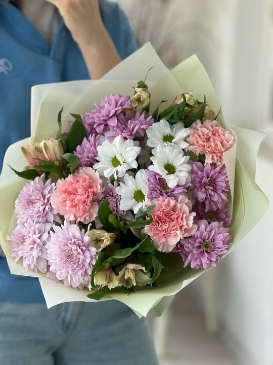 Букет № 100 Хризантемы, диантусы, альстромерии