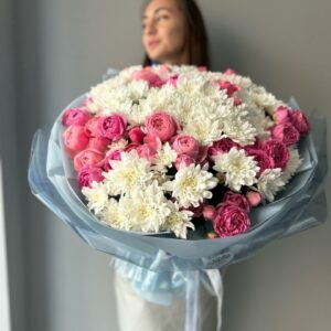Букет-гигант из кустовых роз и кустовых хризантем
