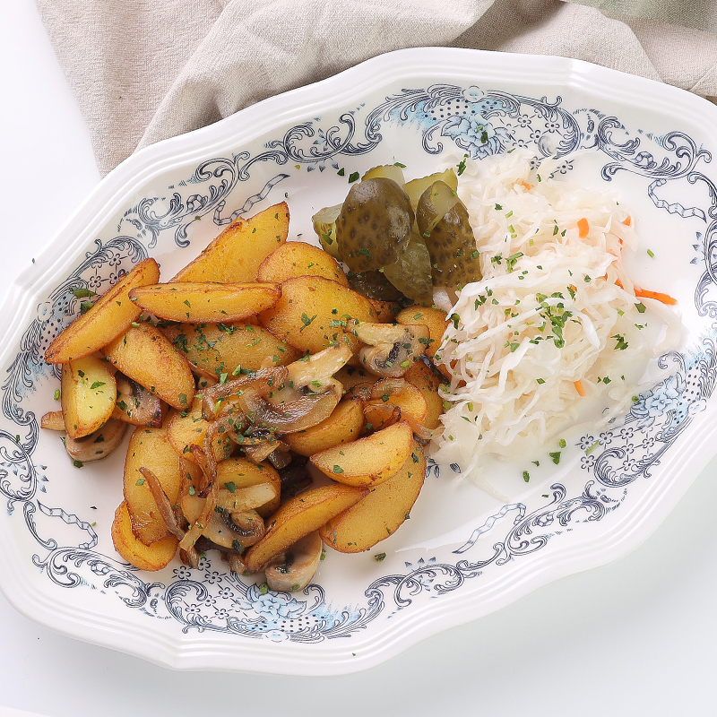 Жареный картофель с грибами и солеными огурцами
