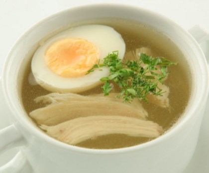Куриный бульон с курочкой и яйцом