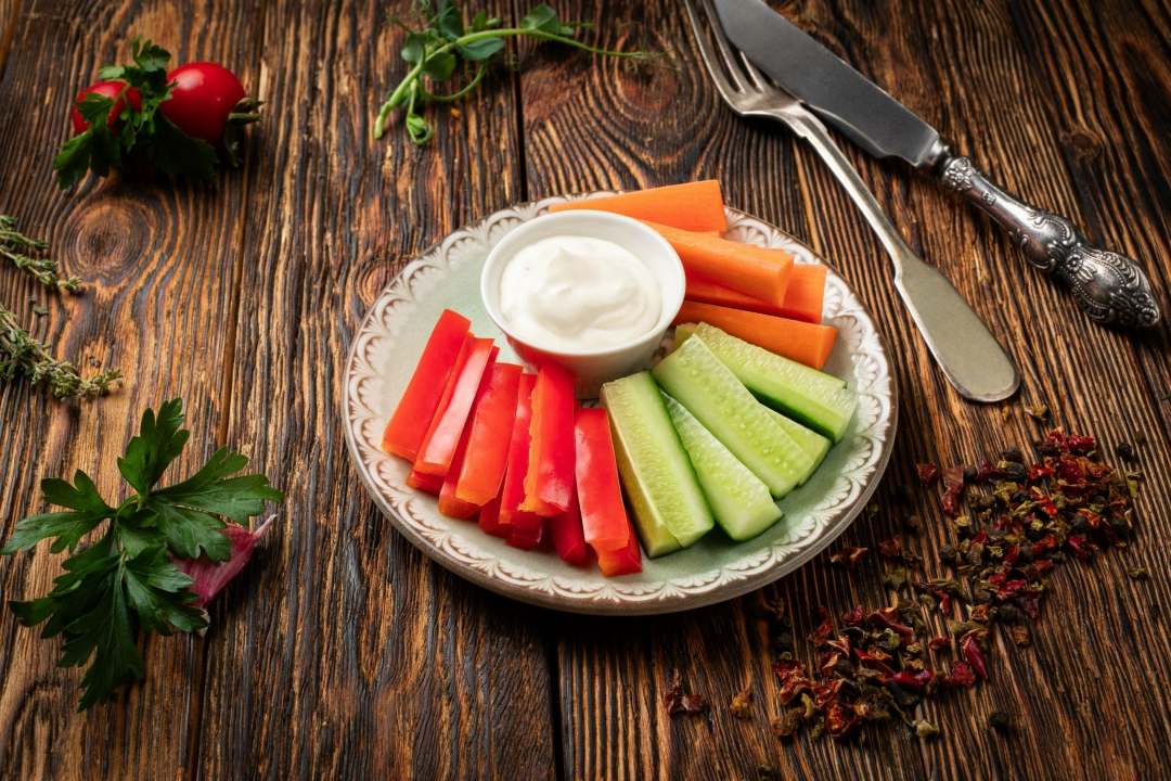 Овощные палочки с чесночным соусом