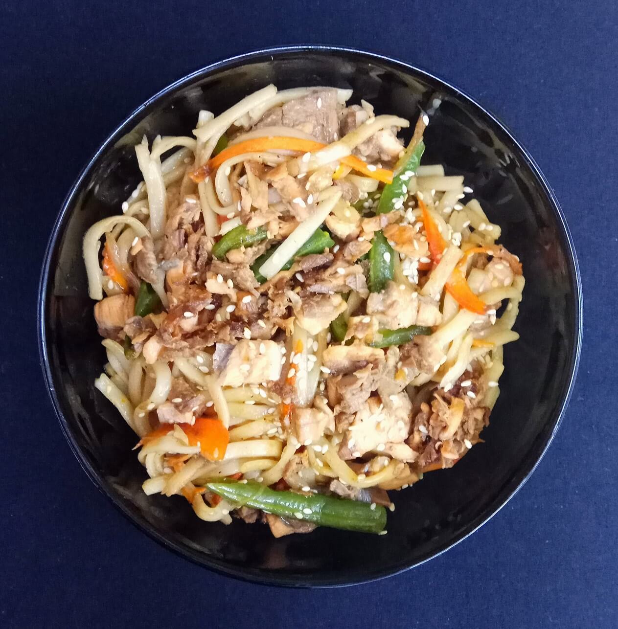 WOK Удон с лососем и овощами