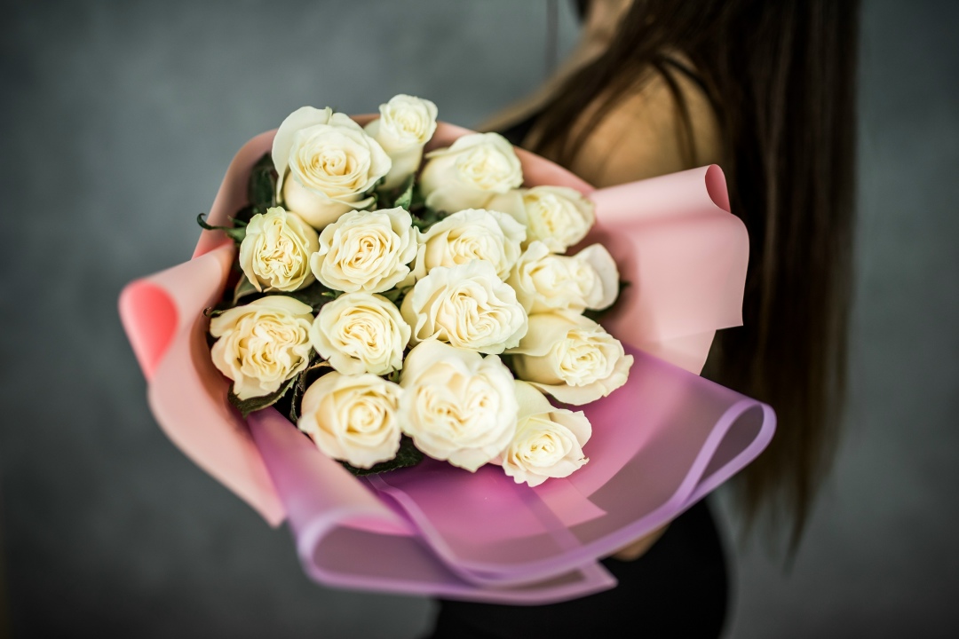 15 белых роз