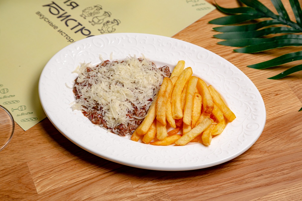 Тартар из говядины с картофелем фри и пармезаном