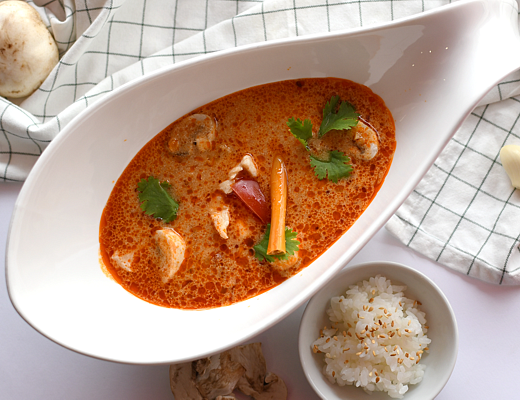 Том Ям с курицей и копченым кальмаром