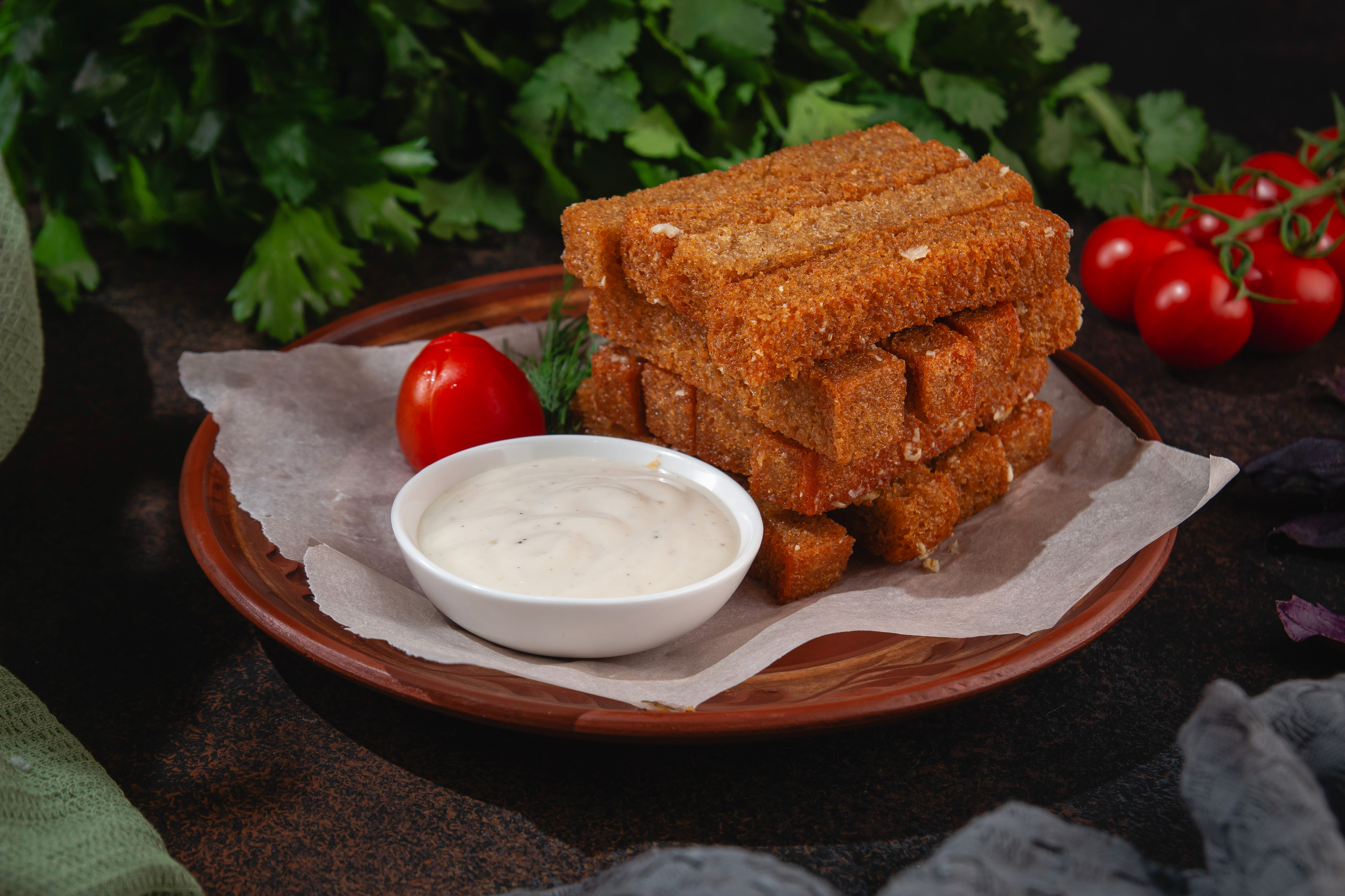 Гренки с чесночком и соусом