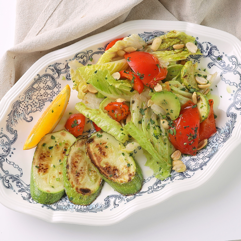 Яркий салат с овощами гриль, зеленью и апельсином