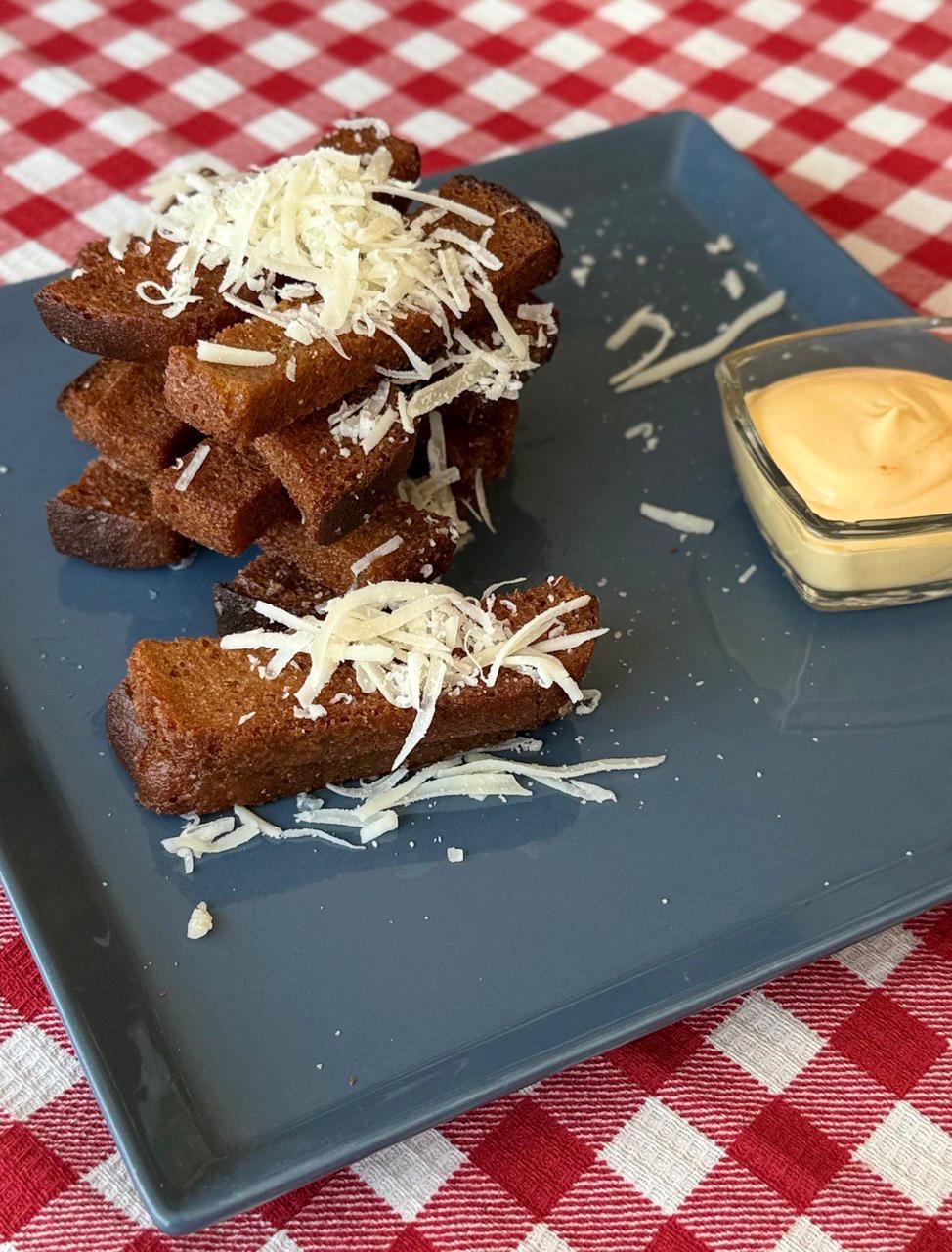 Гренки с чесноком и пармезаном 