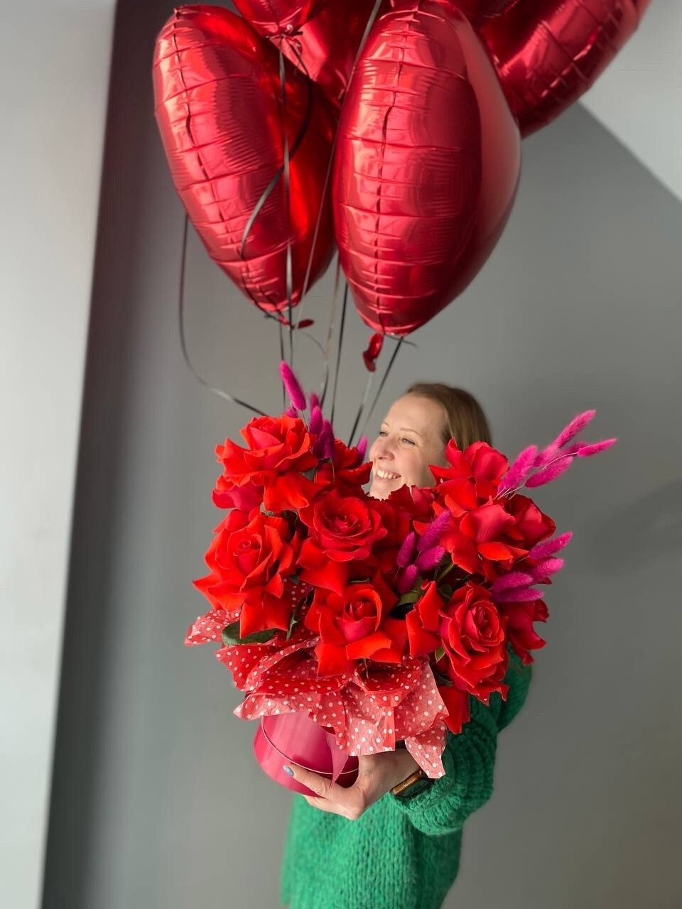 Композиция из французских роз в шляпной коробке