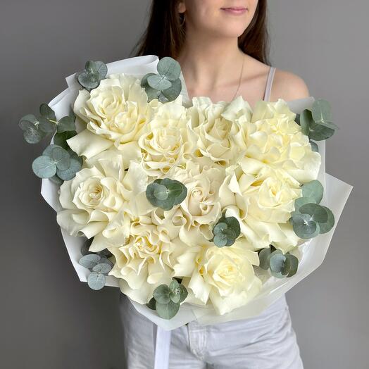 Букет белая французская роза Мондиаль и эвкалипт