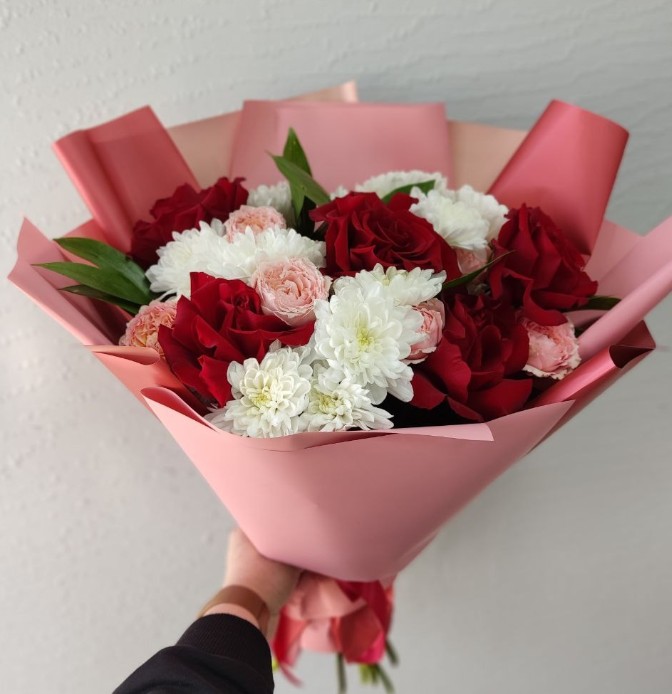 Букет с розами и хризантемой