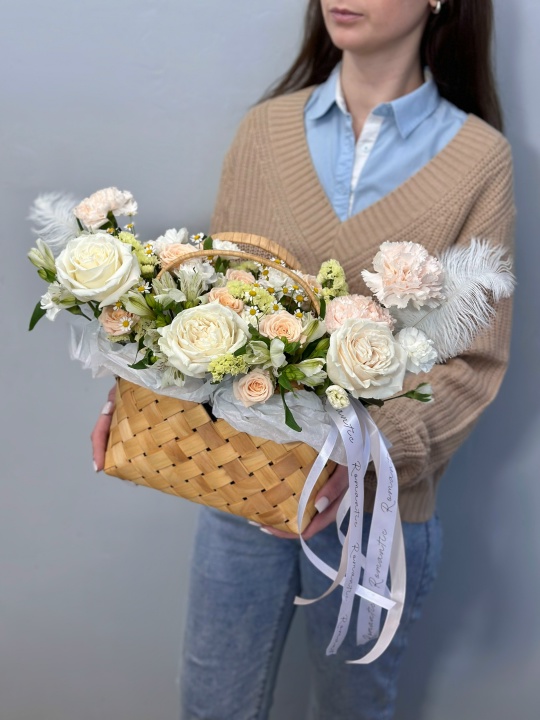 Корзина с розами и кремовыми гвоздиками «Ажурный мур»