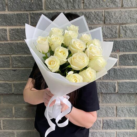 Букет из 15 белых роз в упаковке