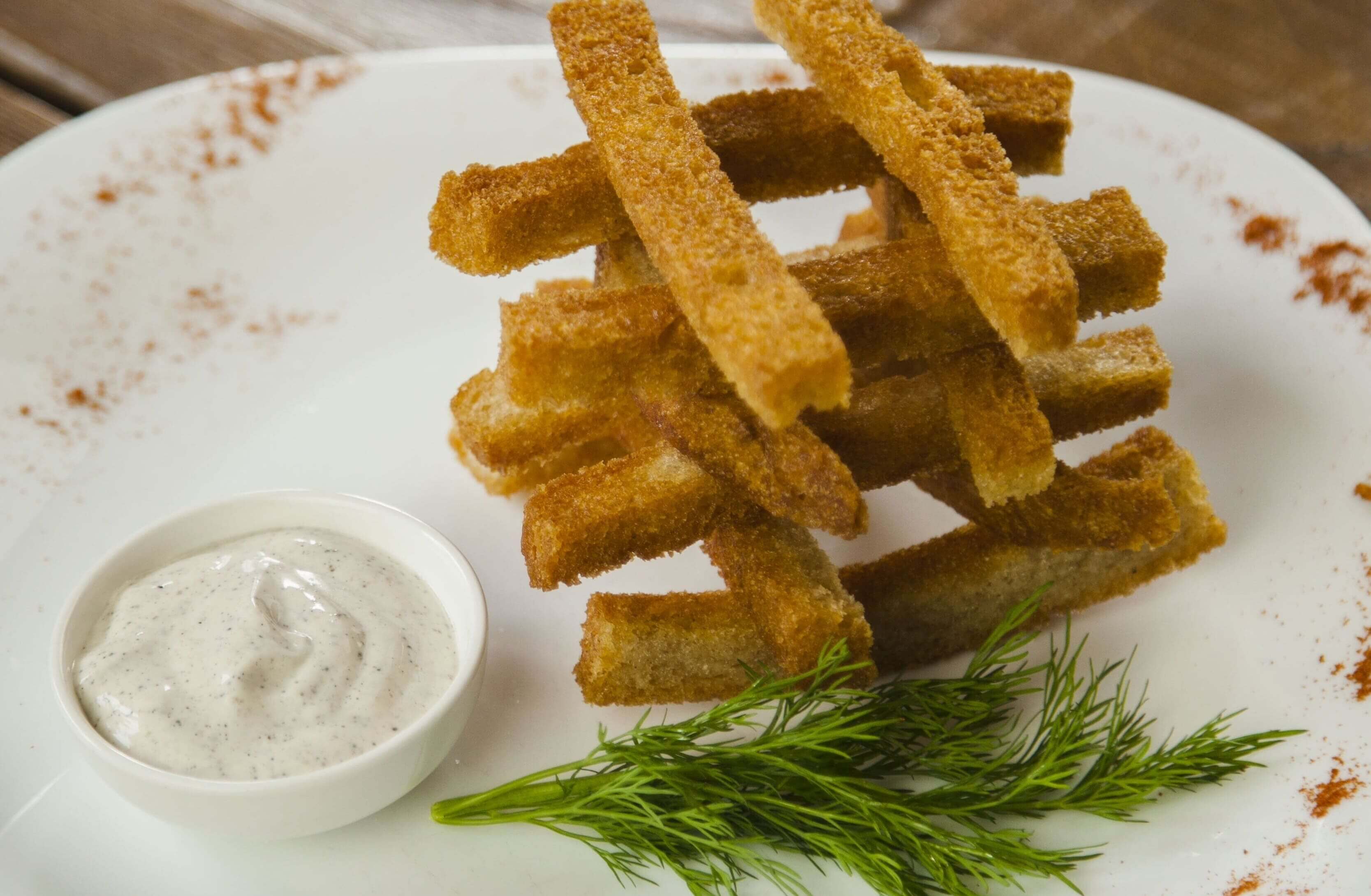 Гренки с чесночным соусом