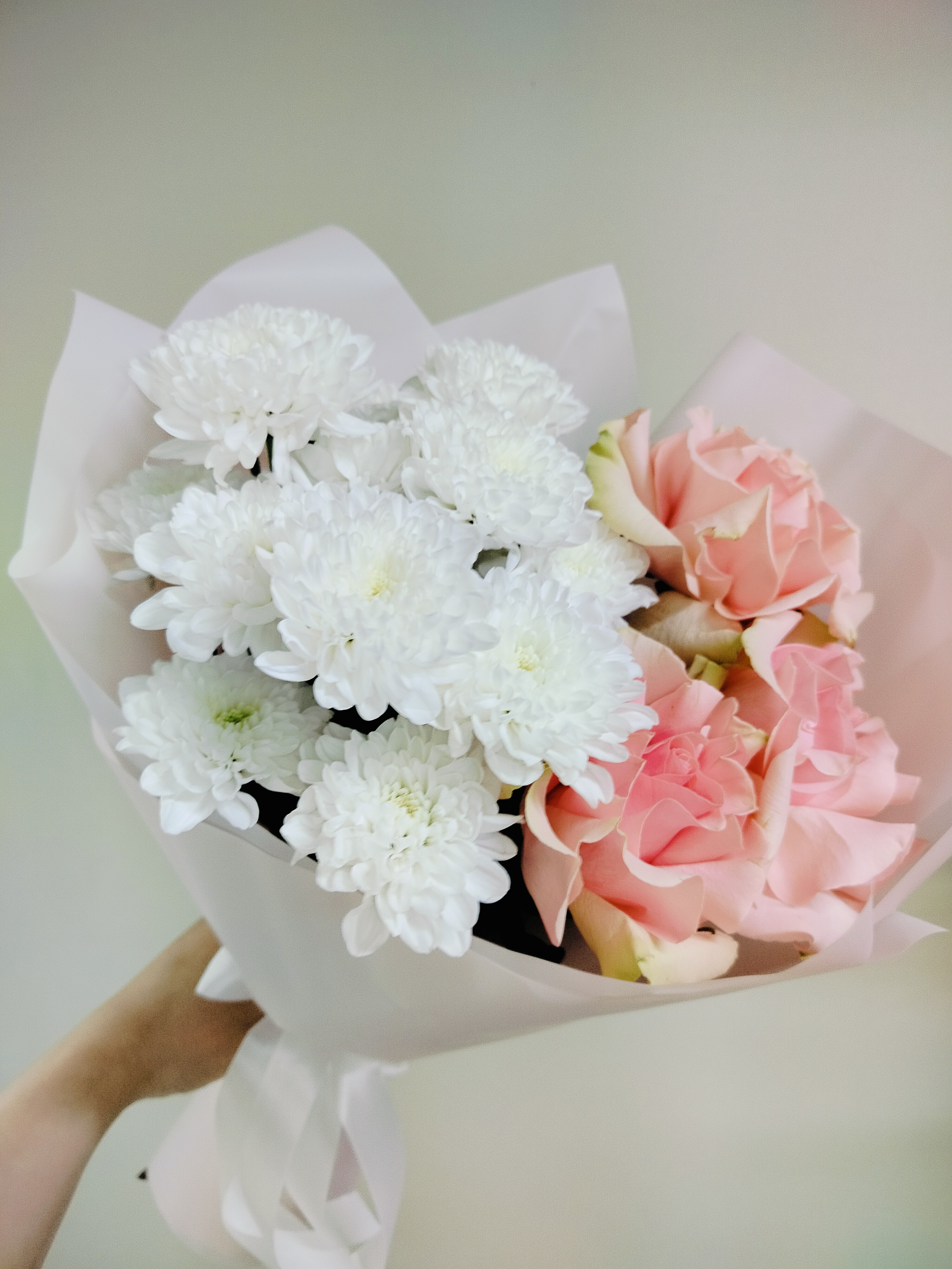 Букет из нежных французских роз и белых хризантем