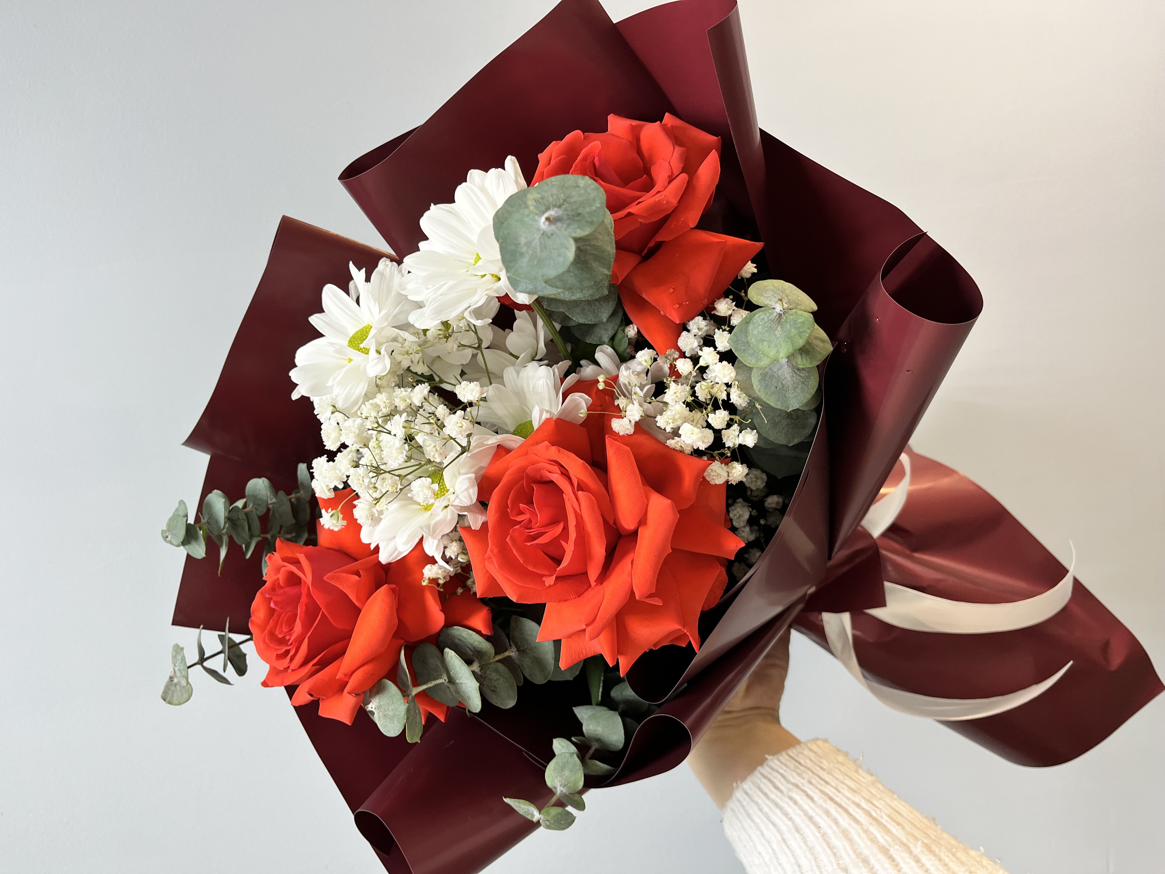 Букет из кружевных роз и хризантем 