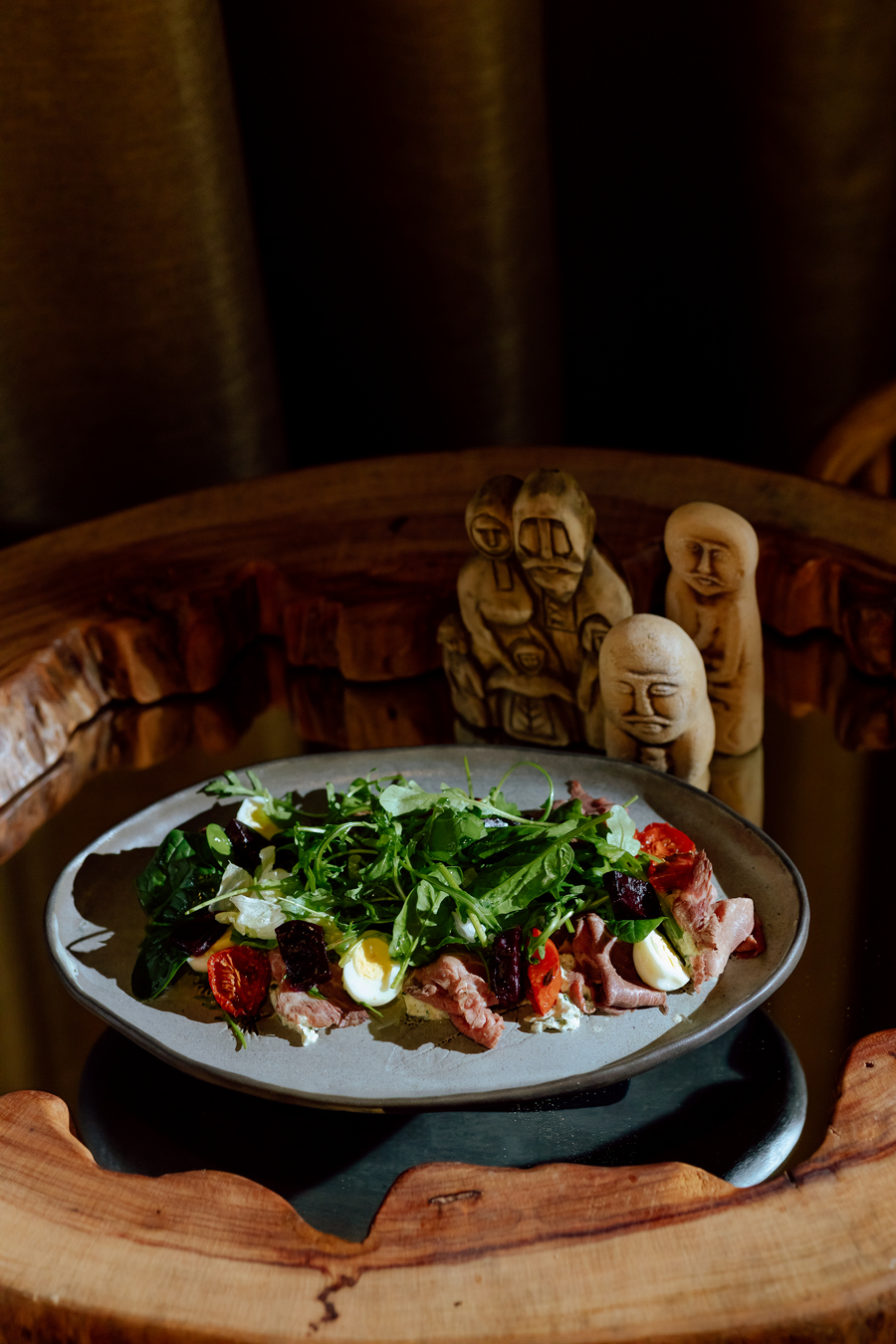 Салат с говядиной гриль и козьим сыром