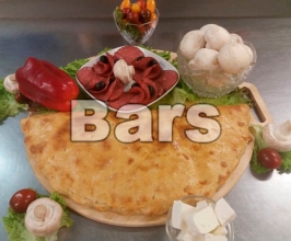 Закрытая пицца с колбасой салями