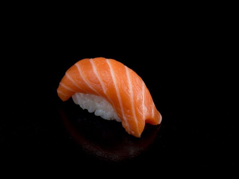 Суши с лососем