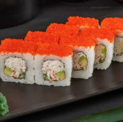 Ролл Калифорния со снежным крабом, тобико и авокадо