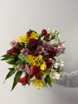 Букет из 15 альстромерий микс под ленту