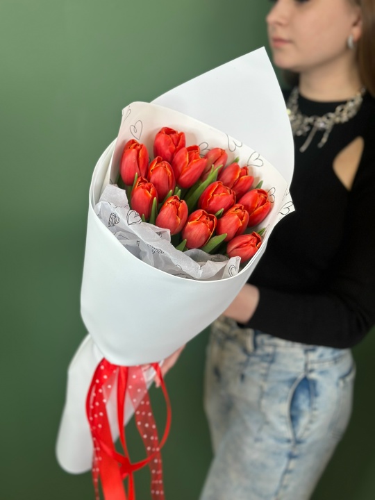 Красные тюльпаны в белом оформлении 13 штук