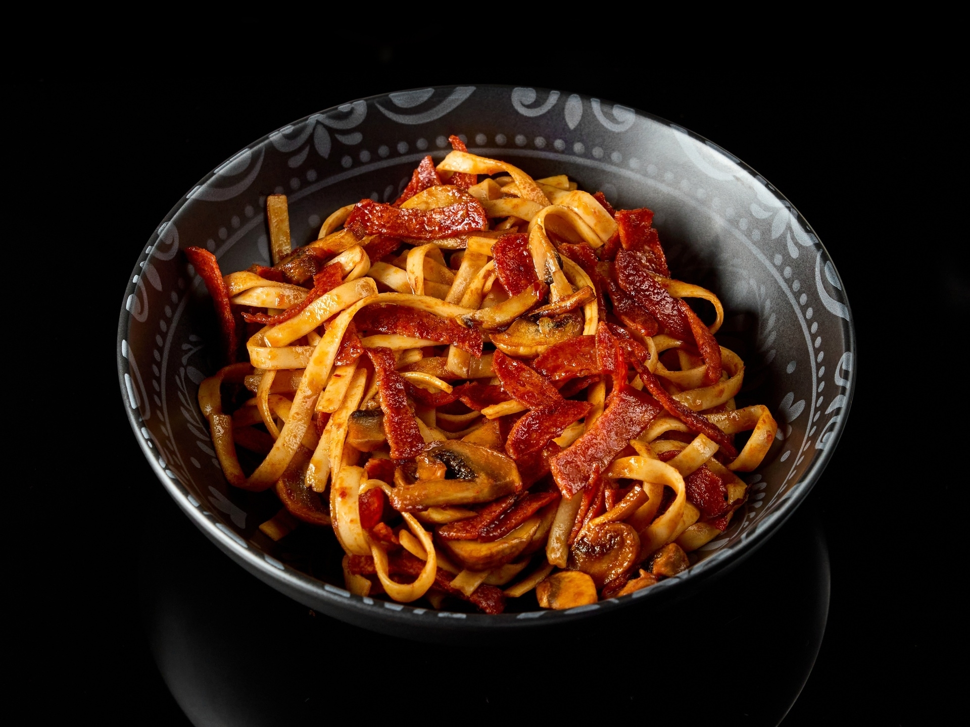 WOK с колбасками пепперони