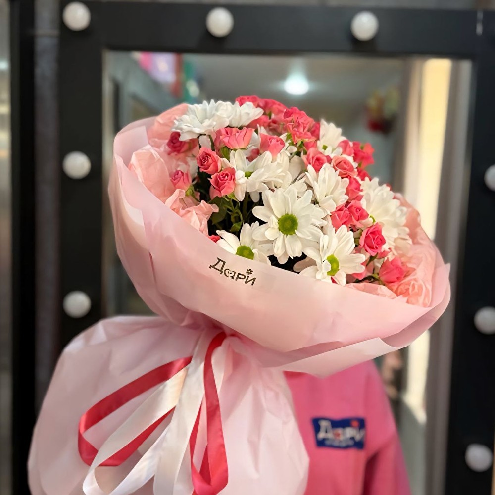 №117 Авторский букет из ромашек и кустовых роз