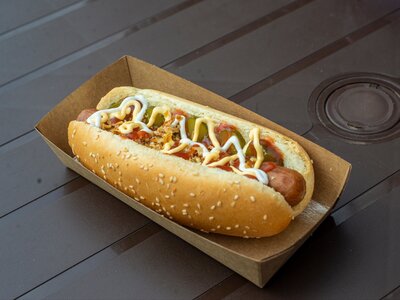 Хот-дог с сосиской из свинины