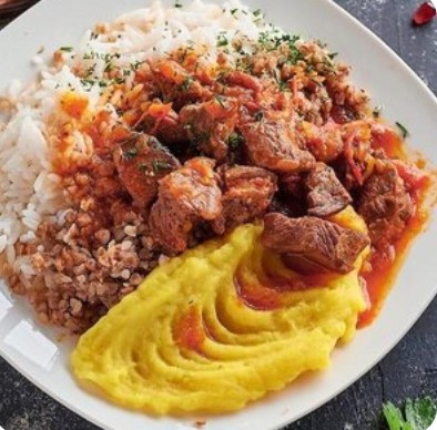 Гуляш с гарниром (рис)