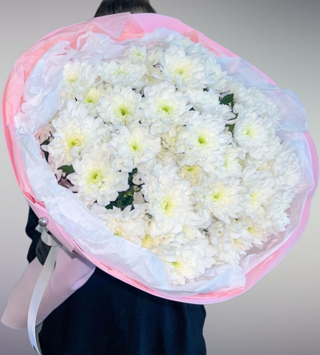 Белые хризантемы в упаковке