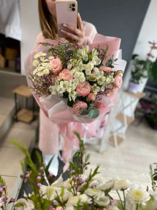 Ароматный букет с кустовой пионовидной розой