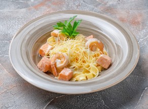 Фетучини с лососем и креветками