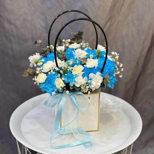 Букет из хризантем и гвоздик в сумочке (к2001)