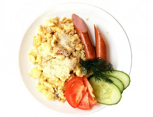 Скрембл с пармезаном и Венской сосиской