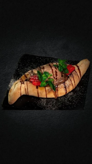 Сладкая лодочка с шариком мороженного