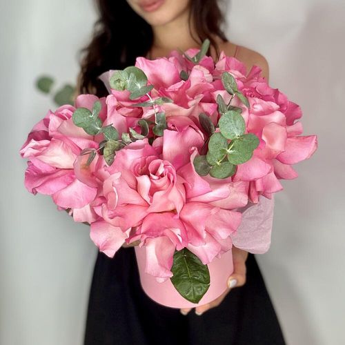 Цветы в коробке францрозы с эвкалиптом