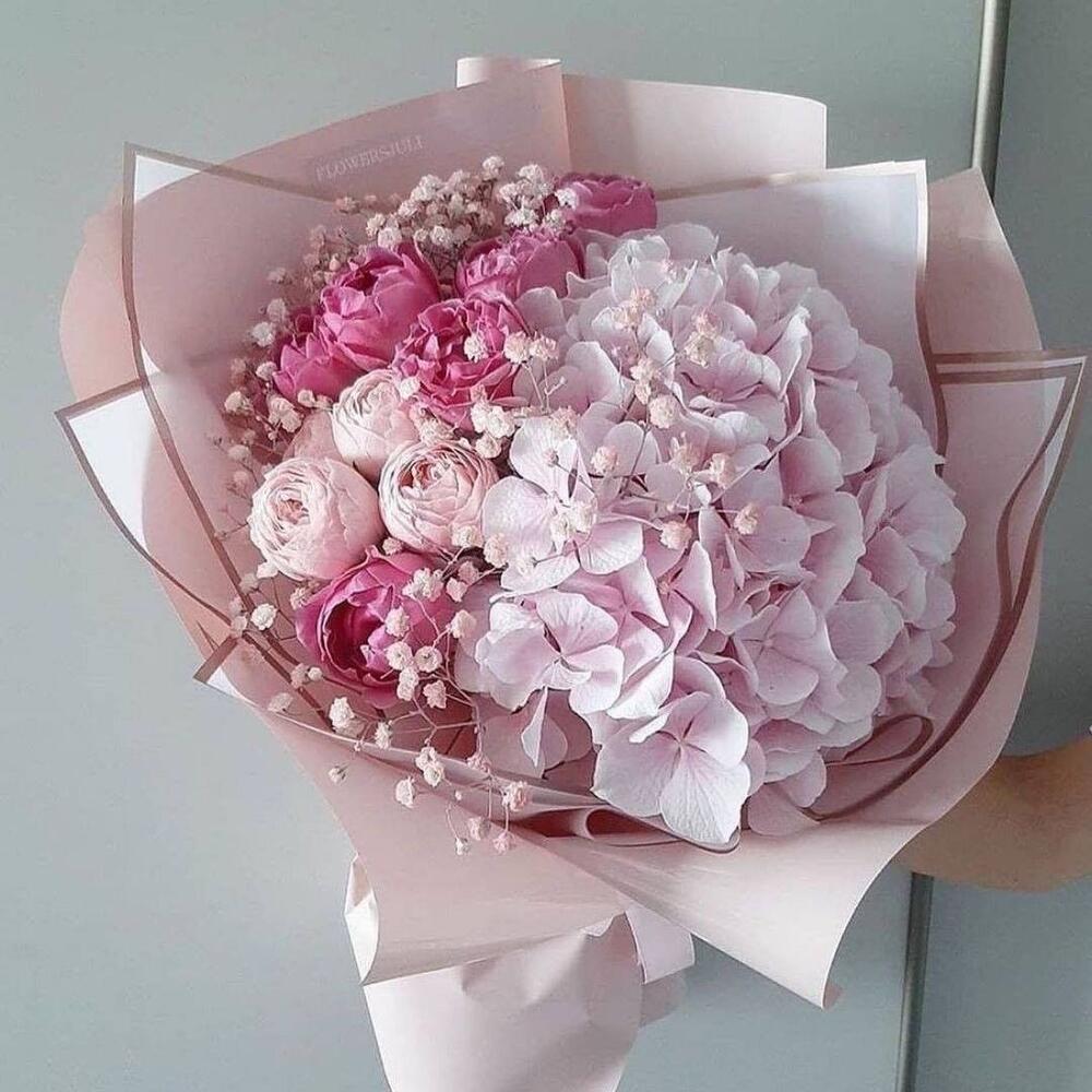 Букет из гортензии и пионовидных роз