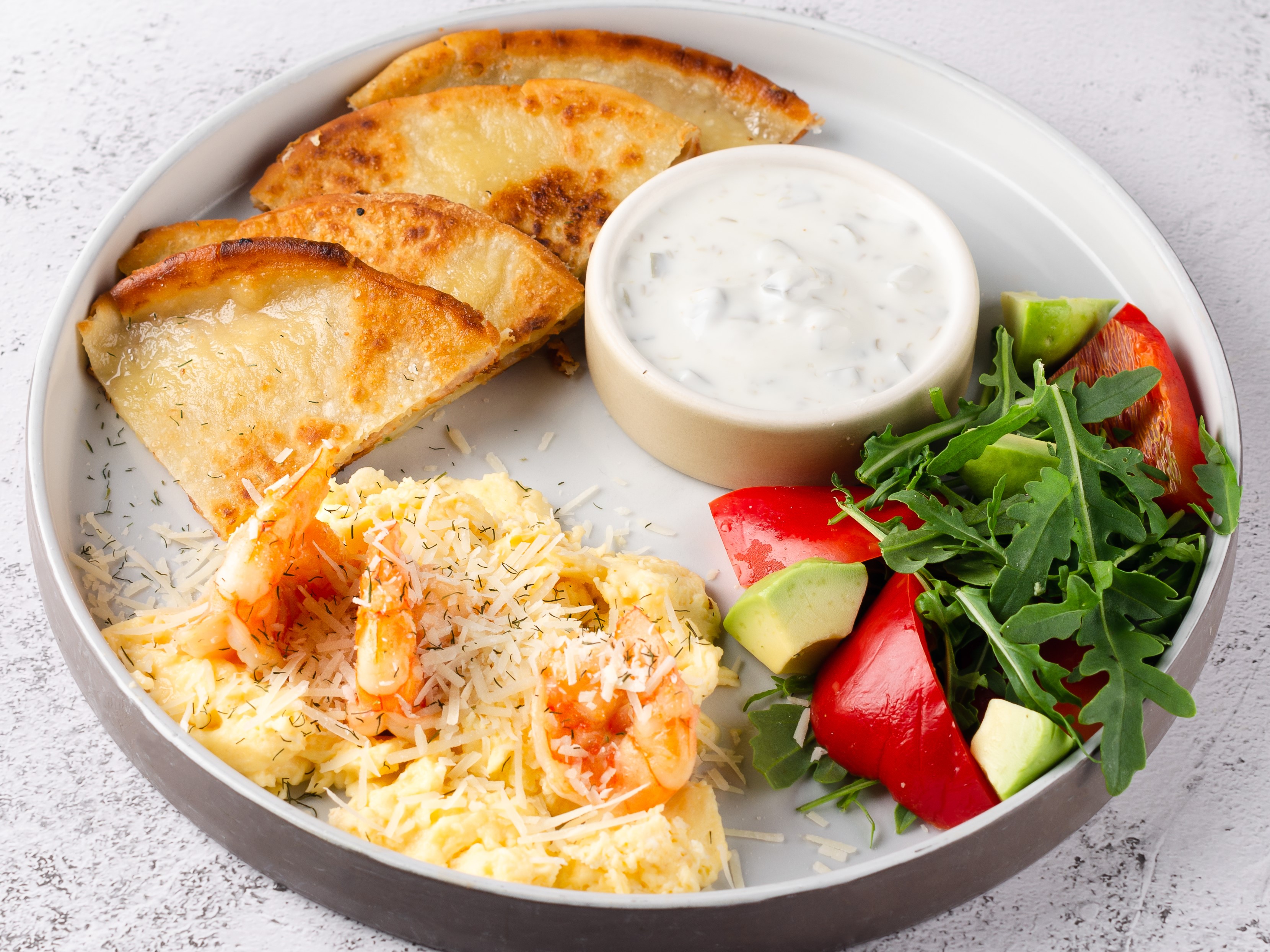 Скрэмбл с креветками и сырной лепешкой