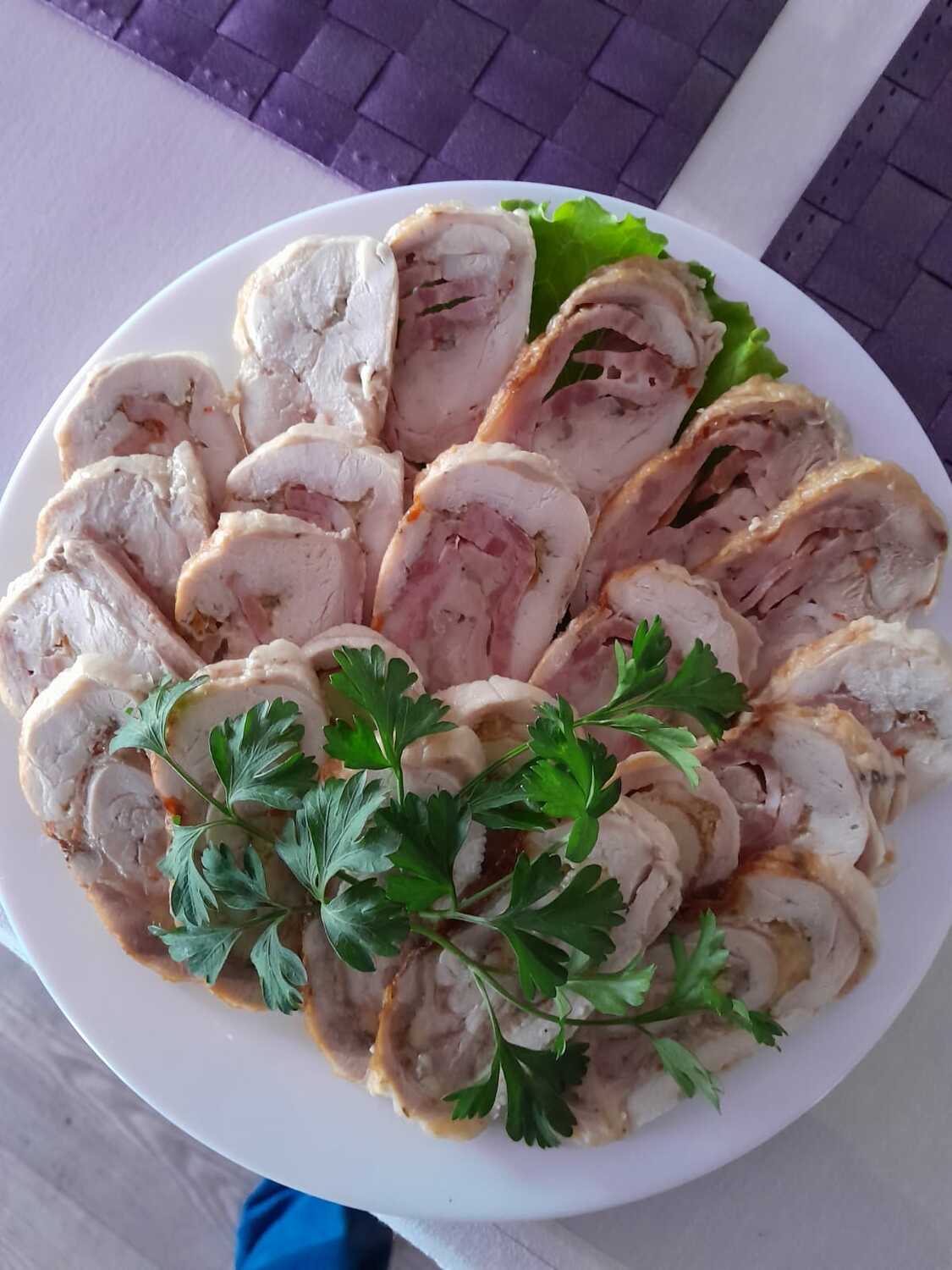 Куриный рулет с ветчиной