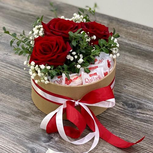 Цветы в коробке с раффаэло (к1869)