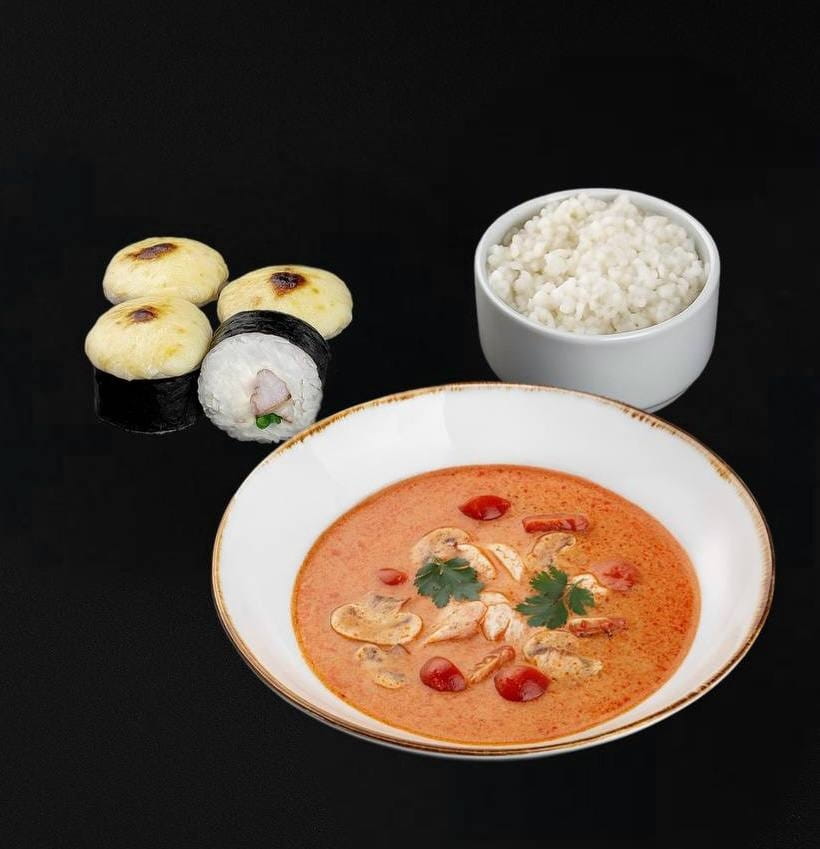 Суп Том Ям с курицей и ролл Запеченная сырная курочка 4 кусочка