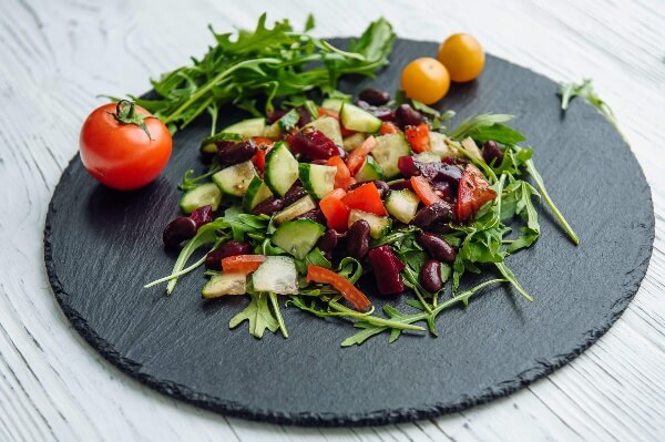 Салат с рукколой и свеклой